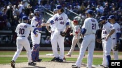 Entrenador de los Mets de NY Terry Collins (i) recibe la pelota del lanzador Jacob deGrom (c)