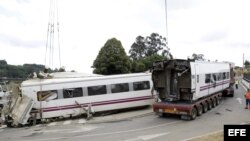 Traslado de los vagones del convoy siniestrado en el descarrilamiento de un tren ocurrido en Santiago de Compostela, en el que han muerto al menos 78 personas.