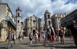 Turistas en la Plaza de la Catedral en La Habana.