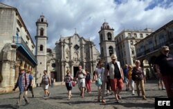 Turistas en la Plaza de la Catedral en La Habana.