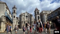 Turistas en la Plaza de la Catedral en La Habana. Foto Archivo.EFE.