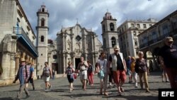 Turistas en la Plaza de la Catedral en La Habana.