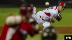 El lanzador de los Naranjeros de Hermosillo de México, Jesús Delgadillo, lanza la pelota contra los Indios de Mayaguez de Puerto Rico