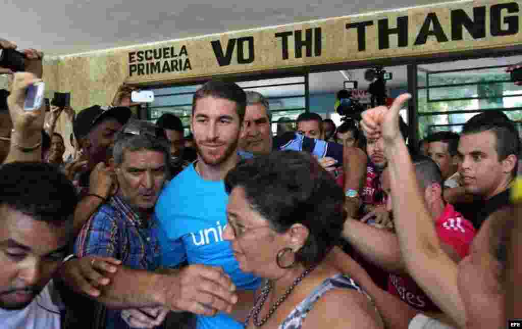 Aficionados al fútbol persiguieron al defensa madridista Sergio Ramos y lo recibieron con aplausos y gritos en la visita que cursó a una escuela habanera. &nbsp;