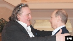 Vladimir Putin recibe a Gerard Depardieu (d-i).
