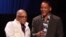 El músico estadounidense Quincy Jones (izq) y el actor Will Smith (der) hablan en el escenario hoy, domingo 30 de abril de 2017, en el Gran teatro Alicia Alonso, en La Habana (Cuba), durante la celebración del "Día Internacional del Jazz.