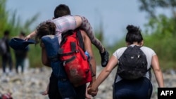 Migrantes en la aldea Bajo Chiquito, en un punto fronterizo de la provincia Darién, de Panamá, el 22 de septiembre de 2023. (AFP/Luis Acosta).