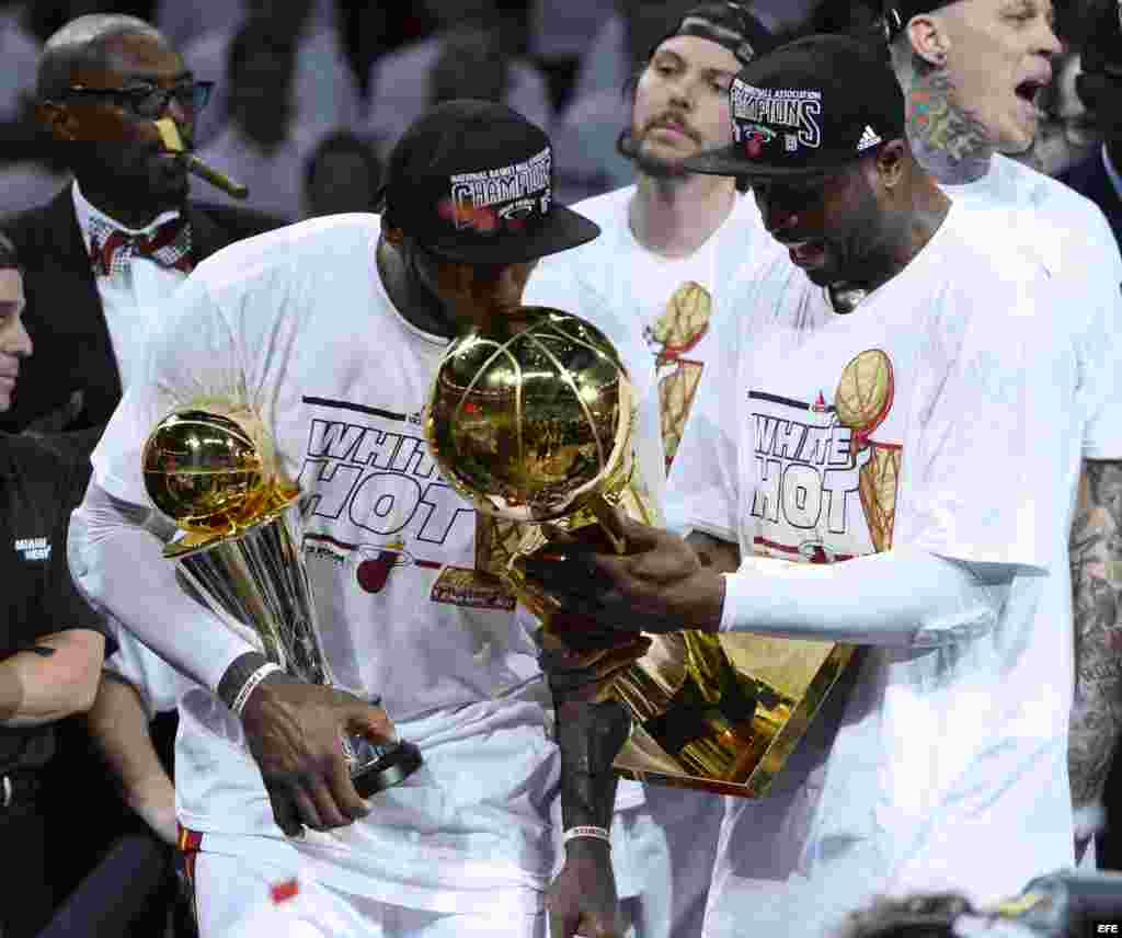  Los jugadores Dwyane Wade (d) y LeBron James (i) de los Heat de Miami celebran su victoria ante los Spurs. 