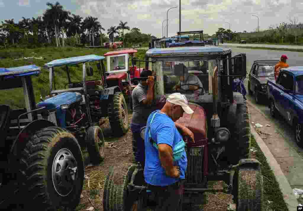 Tractoristas de Guanajay en espera de abastercerse de combustible. AP Photo/Ramon Espinosa.