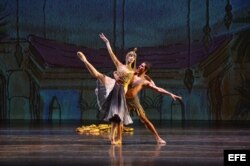 Yamina Méndez (i), una de las bailarinas cubanas en su presentación con el Ballet Clásico Cubano