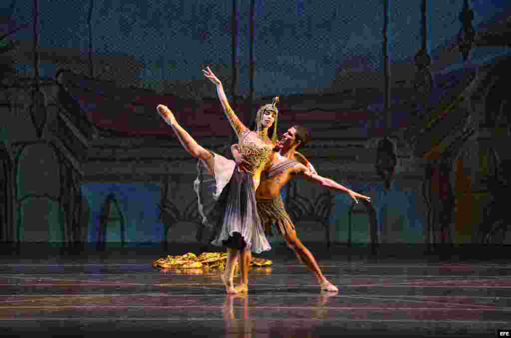  Yamina Méndez (i), una de las bailarinas cubanas en su presentación con el Ballet Clásico Cubano