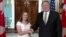 El secretario de Estado Mike Pompeo saluda a la canciller canadiense Chrystia Freeland durante un encuentro en el Departamento de Estado. 