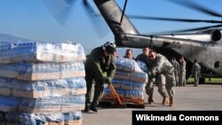 Soldados estadounidenses descargan botellas de agua para las víctimas del terremoto del 2010 en Haití.