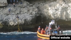 Guardia Costera rescata balseros en la costa de Isla Mona. Archivo.