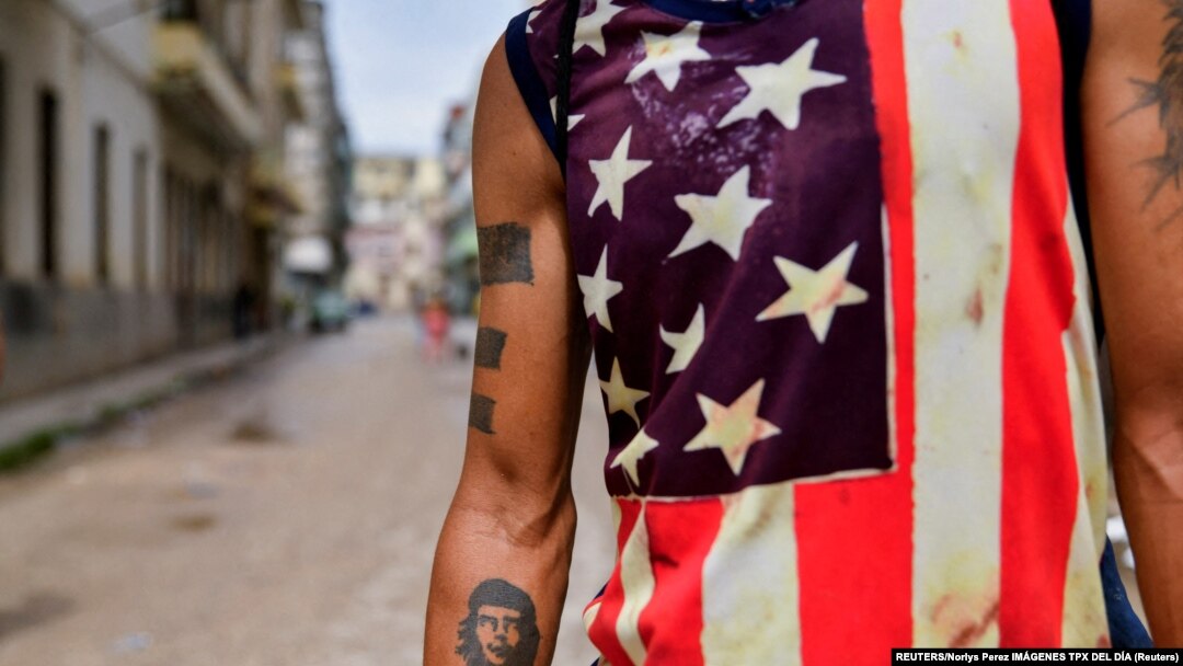 Un hombre en La Habana viste una camiseta con los colores de la bandera estadounidense y un tatuaje de Ernesto Che Guevara. (Reuters/Norlys Perez Archivo)