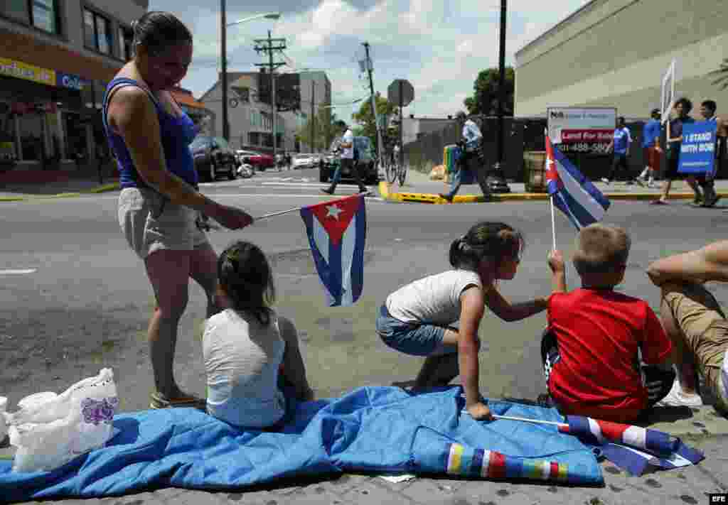 Una familia de New Jersey se apresta a participar en la XV edición del desfile anual cubano. 