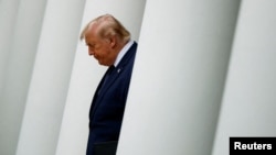 El presidente estadounidense Donald Trump participa en un almuerzo del Club del Jardín de las Rosas, en la Casa Blanca, en Washington.