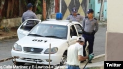 Vigilancia policial contra las Damas de Blanco (Foto: Angel Moya).