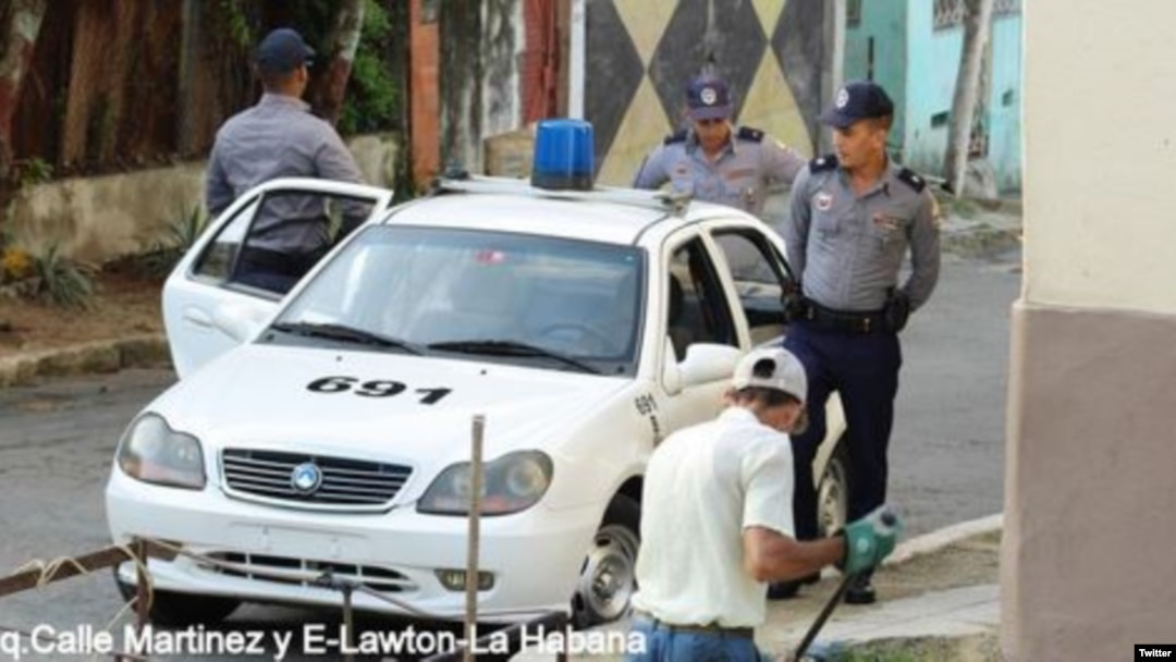 Vigilancia policial contra las Damas de Blanco (Foto: Angel Moya).
