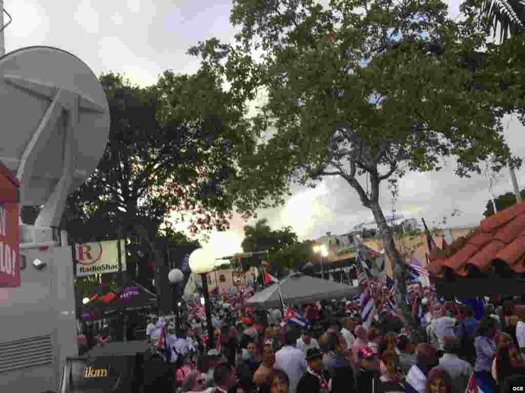 Cubanos desbordan la Calle 8 de la Pequeña Habana, en Miami, en una concentración por la libertad de Cuba.