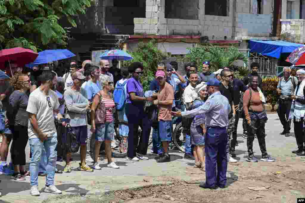 El caso se originó el 10 de marzo, cuando Benítez y Silvente grabaron y difundieron la visita del suboficial del Ministerio del Interior, Yoel Leodán Rabaza Ramos, a su vivienda en Alamar. 