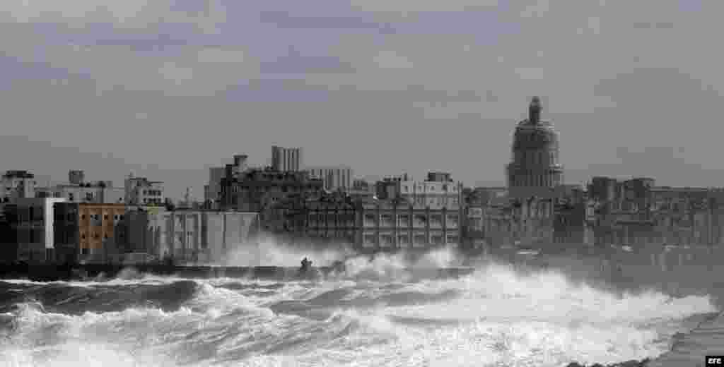 Vista del malecón hoy, sábado 23 de enero del 2016, en La Habana (Cuba). La Defensa Civil cubana emitió un aviso por las penetraciones del mar en todo el occidente del país. EFE/Ernesto Mastrascusa