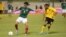 El jugador de México Aldo de Nigris (i) disputa un balón con Adrain Mariappa (d) de Jamaica.
