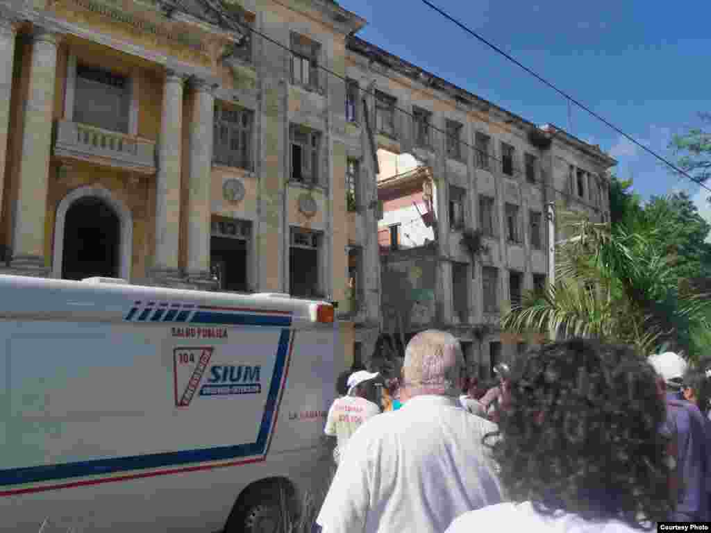 Derrumbe de edificio multifamiliar situado en la Calle Carmen entre Cortina y Figueroa del Reparto La Víbora 