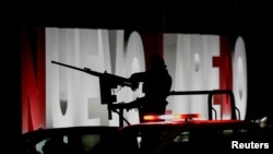 La silueta de un soldado mientras vigila el paso de mexicanos residentes en Estados Unidos a través del estado de Tamaulipas, en Nuevo Laredo, México, el 19 de diciembre de 2024. REUTERS/Daniel Becerril/Foto de archivo