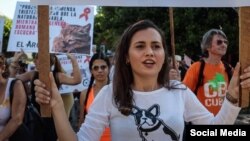 Beatriz Batista durante una marcha en defensa de los animales. (Foto: Facebook)
