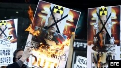 Activistas surcoreanos queman imágenes del líder norcoreano Kim Jong-Un en Seúl durante las protestas contra la prueba nuclear que ejecutó ayer Corea del Norte. EFE/Jeon Heon-Kyun