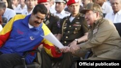 Raúl Castro y NIcolás Maduro en Santiago de Cuba durante el aniversario 60 del asalto al cuartel Moncada.