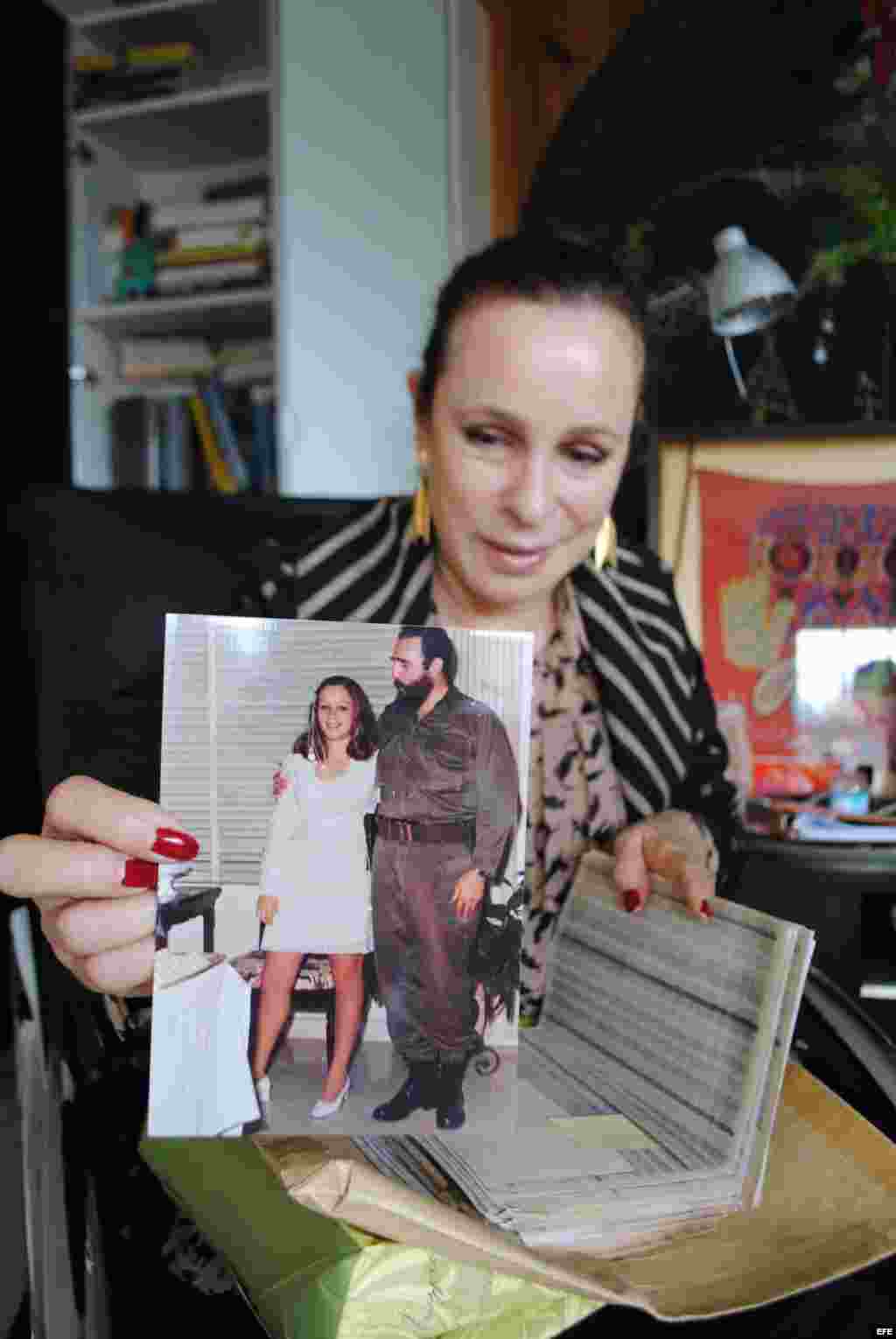 Alina muestra a la prensa una foto de su boda