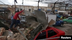 Casi 600 derrumbes por tornado en La Habana