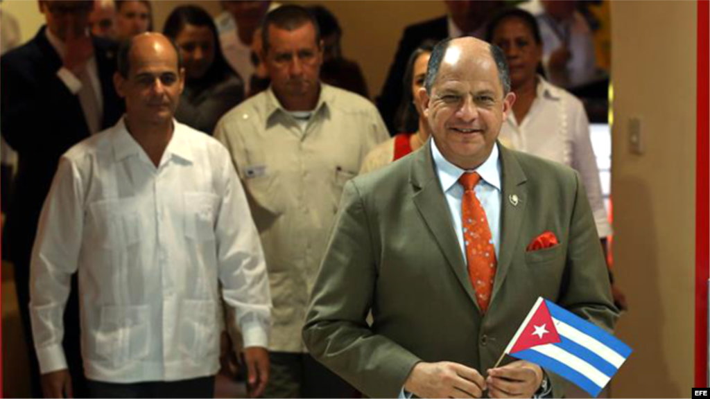 Presidente de Costa Rica pedirá ayuda a Cuba para resolver crisis de inmigrantes
