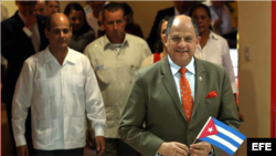 Luis Guillermo Solís durante visita a Cuba.