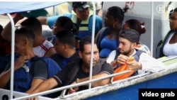 MIgrantes cubanos se aprestan a cruzar el Golfo de Urabá de Turbo hacia Capurganá (Chocó), antesala de la selva de Darién.