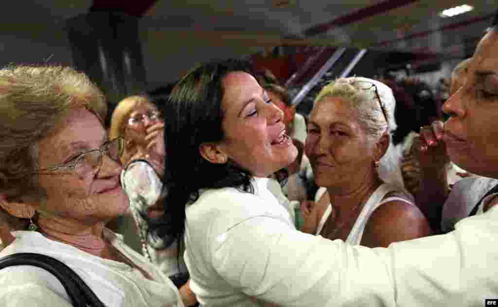 Laura Labrada (d), hija de la fallecida líder de las Damas de Blanco, Laura Pollán, se despide de otras Damas de Blanco en el aeropuerto José Martí de La Habana (Cuba). 