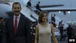 Una imagen que Cuba no verá por ahora: El rey Felipe VI de España y la reina Letizia llegan al Aeropuerto Internacional Benito Juárez, en Ciudad de México, para una visita de Estado. 