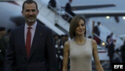 El rey Felipe de España y la reina Letizia llegan al Aeropuerto Internacional Benito Juárez, en Ciudad de México, para una visita de Estado. (Archivo)