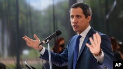 Juan Guaidó habla a la prensa en Caracas tras las elecciones regionales de noviembre de 2021. (AP/Ariana Cubillos)