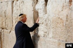 El presidente estadounidense Donald Trump reza frente al Muro de las Lamentaciones durante su visita a Jerusalén.