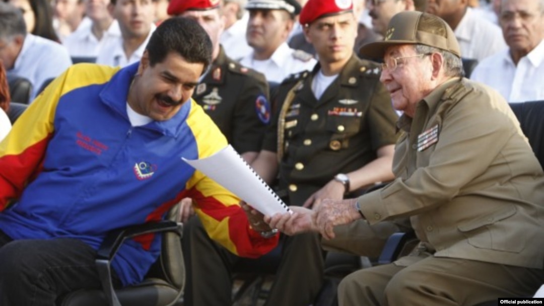 Raúl Castro y NIcolás Maduro en Santiago de Cuba durante el aniversario 60 del asalto al cuartel Moncada.