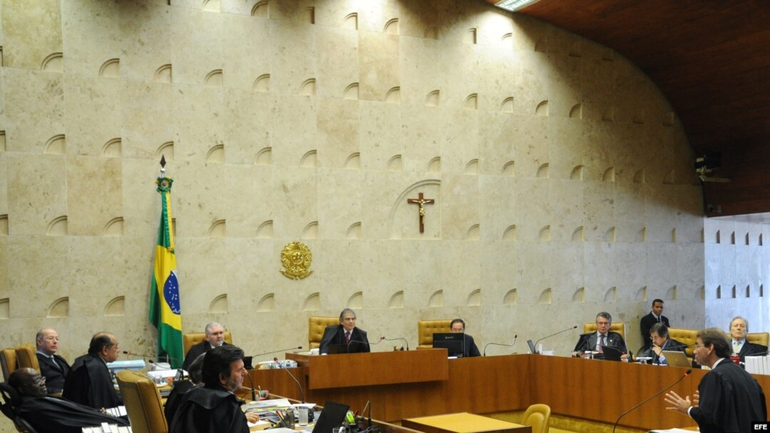 El abogado José Luis de Oliveira (d), defensor del ex ministro brasileño José Dirceu, uno de los 38 acusados por corruptelas que salpicaron al Gobierno de Luiz Inácio Lula da Silva en 2005. 
