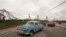 Postes y cables del tendido eléctrico en el piso tras el azote del huracán en Artemisa, Cuba. (Reuters/Alexandre Meneghini)