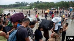 Venezolanos en una trocha en Cúcuta.