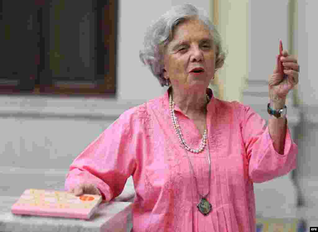 La escritora mexicana Elena Poniatowska, durante un encuentro con la prensa hoy en Madrid, dos días antes de recibir el Premio Cervantes. 