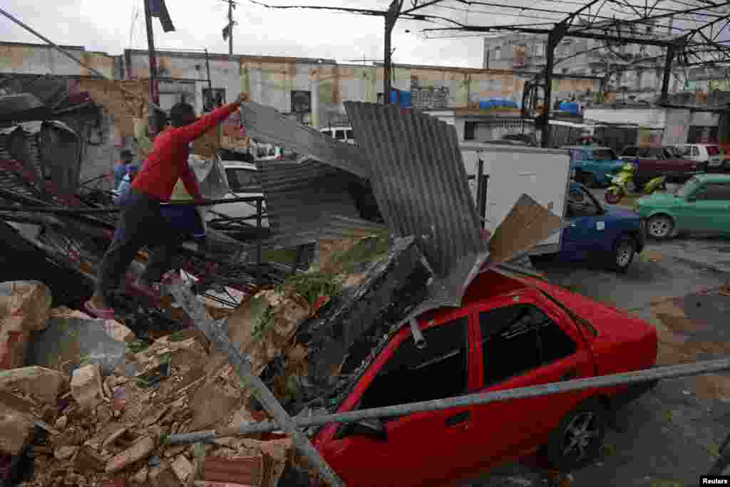 Imágenes de la destrucción causada por el paso de un tornado en La Habana el 28 de enero.