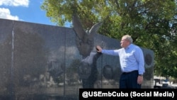 El jefe de la Misión Diplomáticia de EEUU en Cuba, Mike Hammer, visita el monumento a la Legión Estadounidense, en el Cementerio de Colón. 