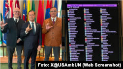 Los líderes opositores Orlando Gutiérrez-Boronat y José Daniel Ferrer junto a Mike Waltz (al centro) 
